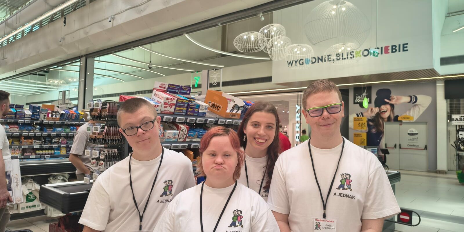 wielki gest male wplywy (1) auchan 2025