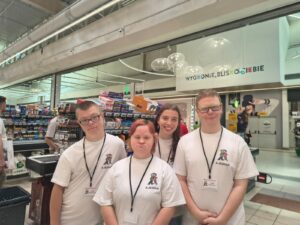 wielki gest male wplywy (1) auchan 2025