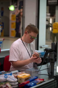 wielki gest male wplywy (6) auchan 2025
